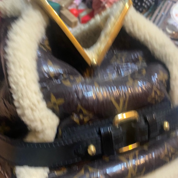 LOUIS VUITTON Patent Monogram Shearling Sac Thunder - Picture 8 of 15